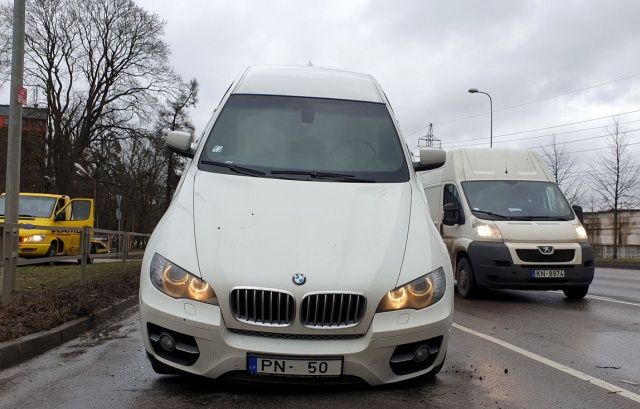 Необычная авария с участием BMW X6 в Риге (6 фото + видео)