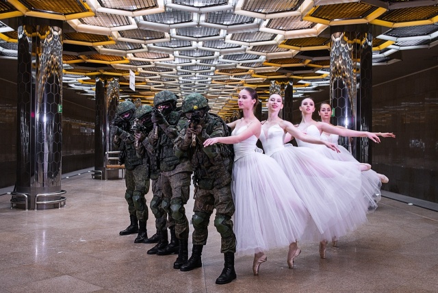 Военные ЦВО поздравили женщин с наступающим 8 Марта (10 фото)