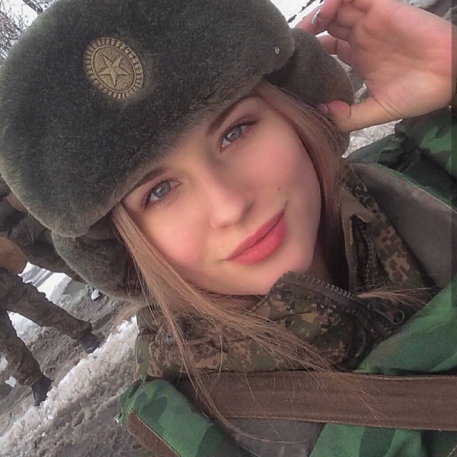 Красивые русские девушки в форме (30 фото)