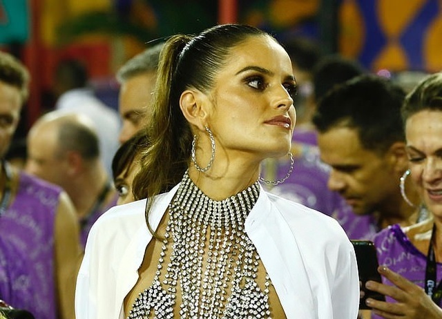 Изабель Гулар в откровенном наряде на карнавале в Рио-де-Жанейро (9 фото)