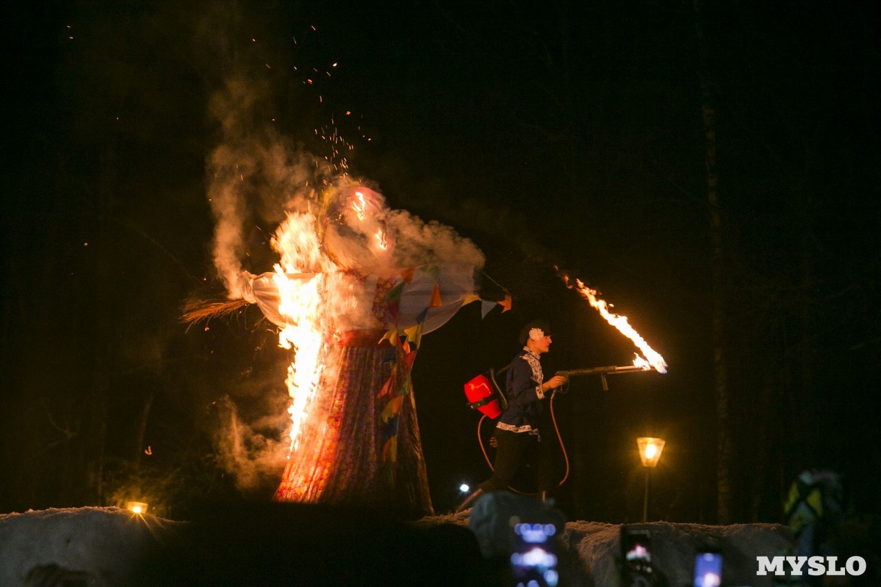 В Туле подожгли чучело из огнемета, провожая зиму (6 фото)
