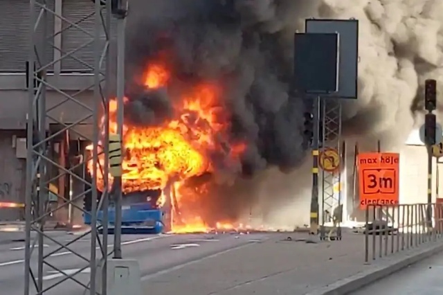 В центре Стокгольма взорвался автобус (4 фото + видео)
