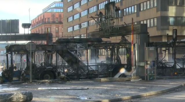 В центре Стокгольма взорвался автобус (4 фото + видео)