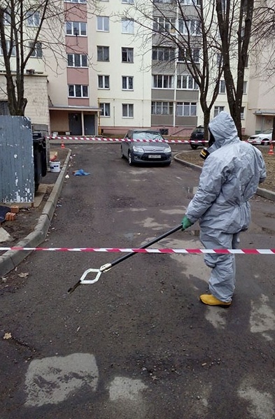 Житель Минска обнаружил на помойке контейнеры с радиоактивными веществами (8 фото)