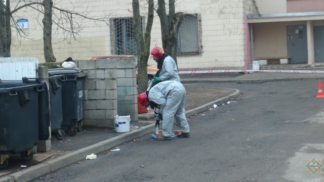 Житель Минска обнаружил на помойке контейнеры с радиоактивными веществами (8 фото)