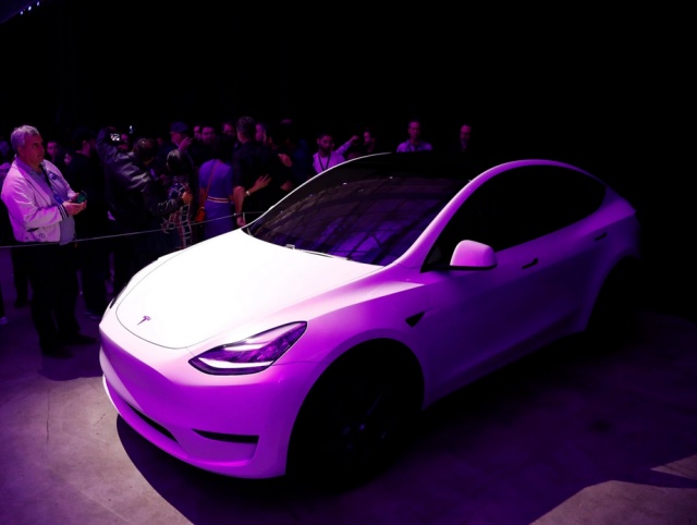 Tesla представила компактный электрический кроссовер Model Y (13 фото)