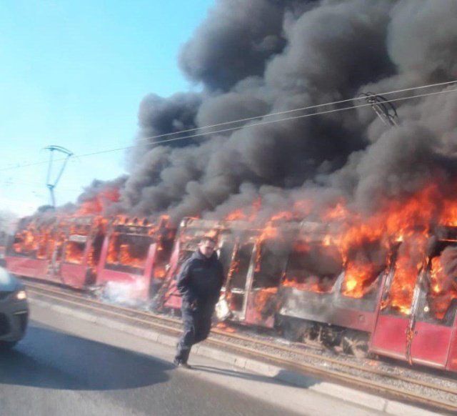 В Казани дотла сгорел трамвай (6 фото + видео)
