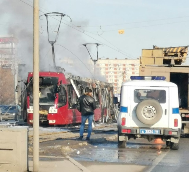 В Казани дотла сгорел трамвай (6 фото + видео)