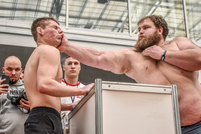 В Красноярске прошел первый чемпионат по мужским пощечинам (4 фото + видео)