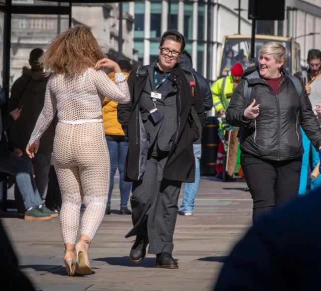 Британка Лу Муссингтон решила проверить, как отреагируют люди на откровенный наряд Хлои Кардашьян (13 фото)