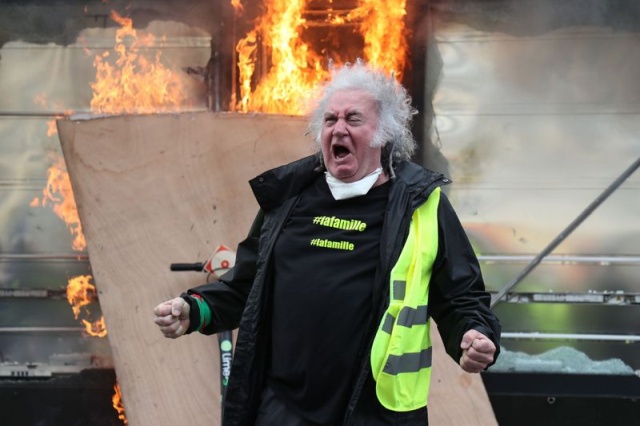 Фотожабы на фото "орущий мужчина с протестов жёлтых жилетов во Франции" (20 фото)