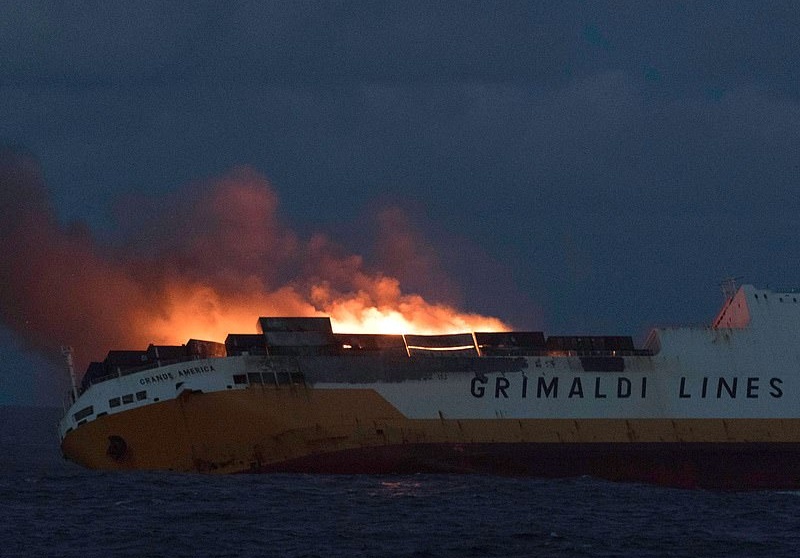 На побережье Франции загорелось и затонуло судно Grande America, перевозившее 2000 автомобилей (15 фото)