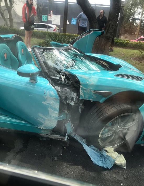 В Мексике разбили уникальный суперкар Koenigsegg CCXR бирюзового цвета (8 фото)