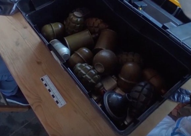 В Подмосковье был обнаружен тайник киллеров с большим количеством оружия (6 фото + видео)