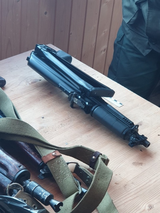 В Подмосковье был обнаружен тайник киллеров с большим количеством оружия (6 фото + видео)
