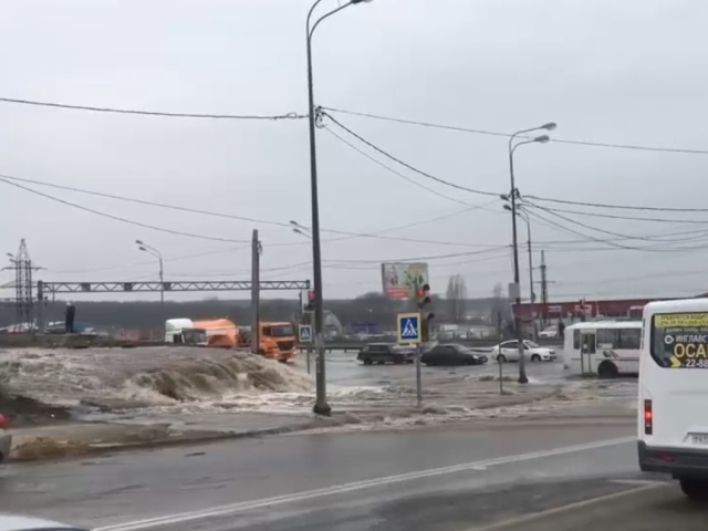 "Затопленный" Воронеж после прорыва трубы метрового диаметра