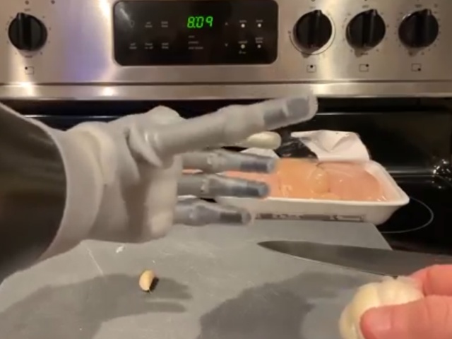 Приготовление еды с бионическим протезом - непростое занятие