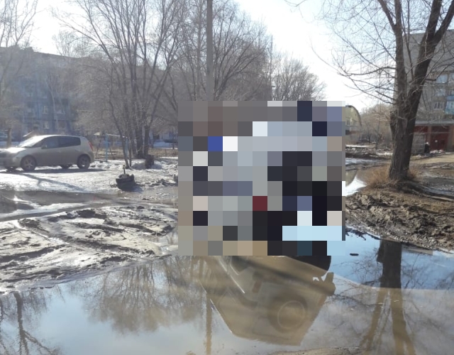 В Рубцовске полицейский УАЗ застрял в глубокой яме (2 фото + видео)