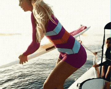 Очаровательные девушки и серфинг (26 гифок)