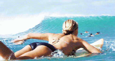 Очаровательные девушки и серфинг (26 гифок)