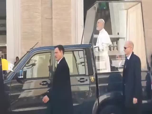 Папа римский теперь ездит на "УАЗ Патриоте"?