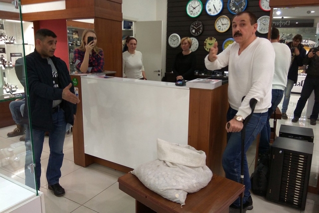 Житель Магнитогорска получил 65 килограммов денег от магазина за сломанные часы (3 фото)