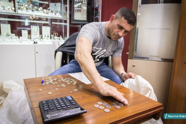Житель Магнитогорска получил 65 килограммов денег от магазина за сломанные часы (3 фото)