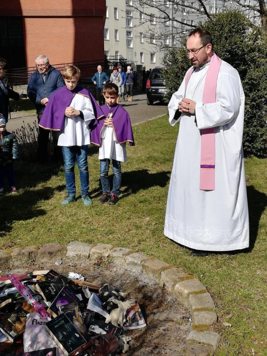 Католические священники в Польше сожгли книги о вампирах и волшебниках (6 фото)