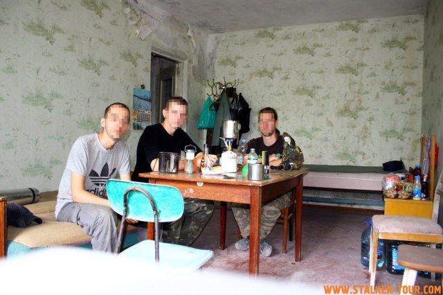 Как "сталкеры" обустраивают "убежища" в Чернобыльской зоне отчуждения (13 фото)