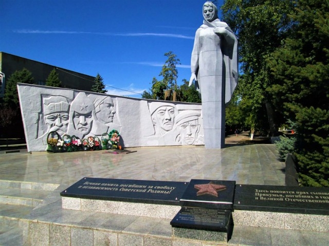 Вандалы осквернили братскую могилу и устроили "посиделки" у Вечного огня в Будённовске (4 фото)