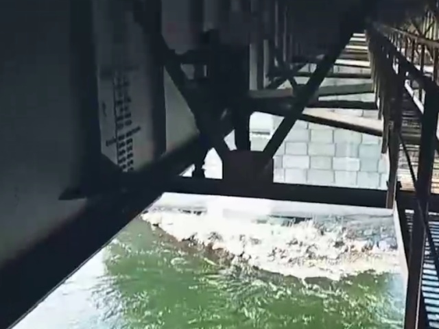 Руферы из Красноярска похвастались своими "трюками" на Октябрьском мосту