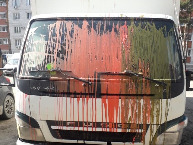 "Зорро" из Воронежа изуродовал припаркованный грузовик (3 фото)