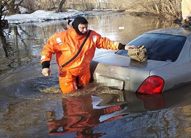 В Сибири сотрудники МЧС спасли девушку, автомобиль которой утонул в луже (3 фото)