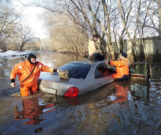 В Сибири сотрудники МЧС спасли девушку, автомобиль которой утонул в луже (3 фото)