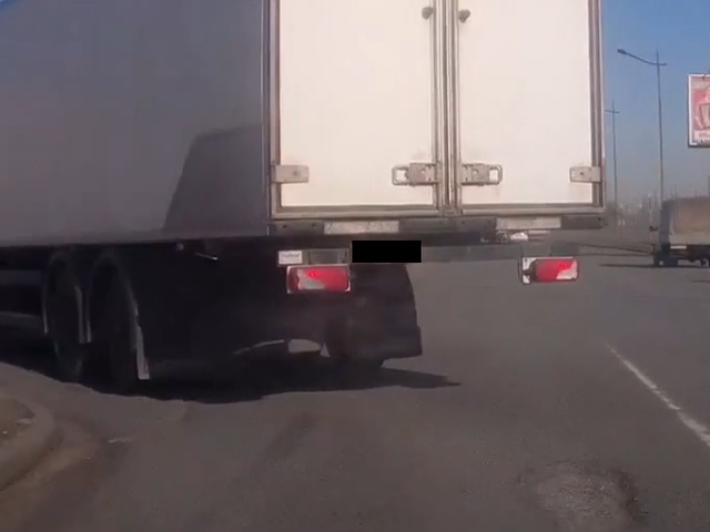 И зачем было так под самый грузовик становиться?
