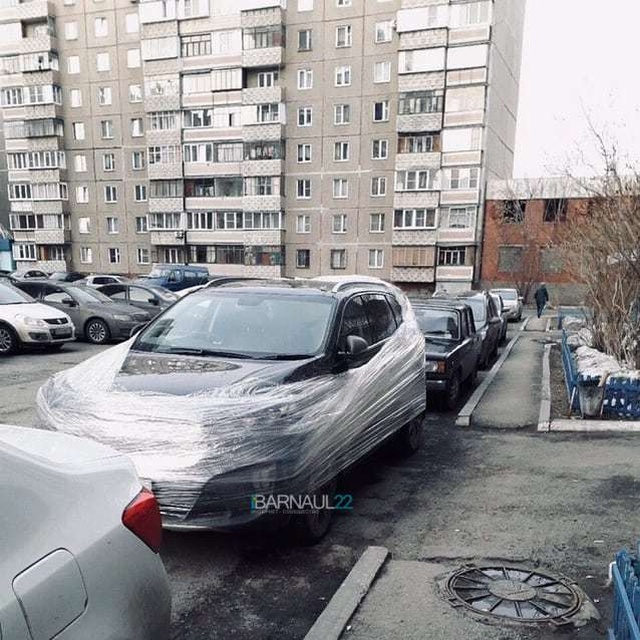 "Супергерой" из Барнаула борется с нарушителями правил парковки (2 фото)
