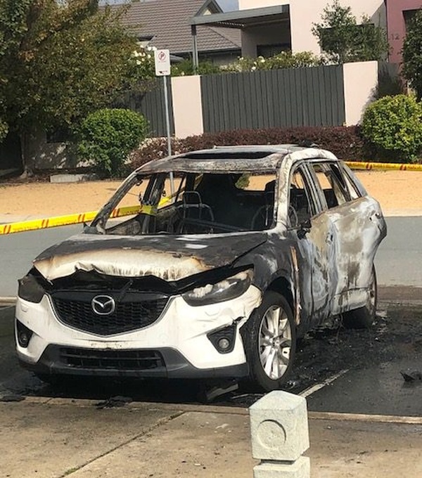 Австралийка в последний момент успела спасти своих детей из горящего автомобиля (5 фото + видео)
