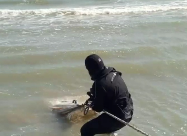 Полиция Румынии обнаружила на побережье Черного моря 130 килограммов кокаина (6 фото)