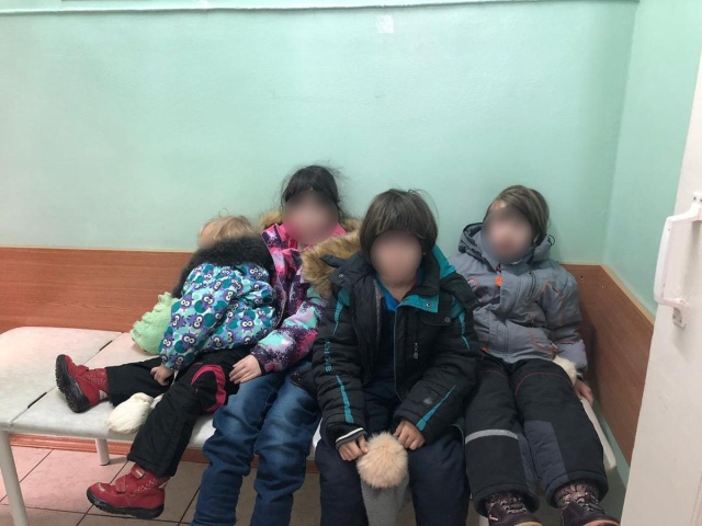 В Мытищах органы опеки забрали 4 детей-маугли у матери (7 фото + видео)