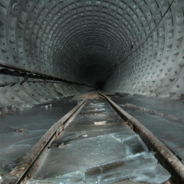 Взгляд изнутри: недостроенное метро в Омске (20 фото)