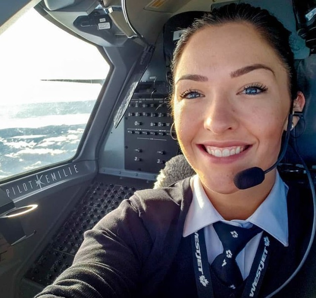 Девушка, которая работает пилотом (10 фото)