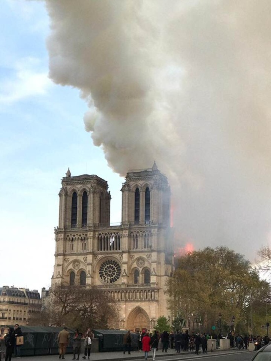 Пожар в Cоборе Парижской Богоматери (3 видео)