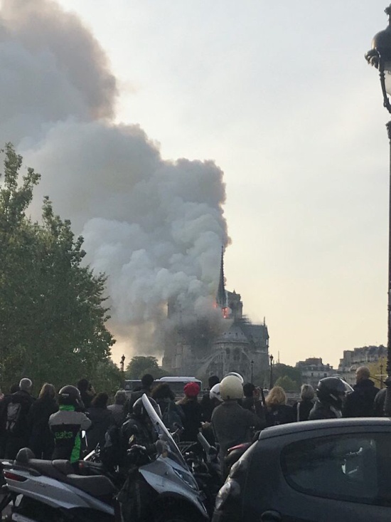 Пожар в Cоборе Парижской Богоматери (3 видео)