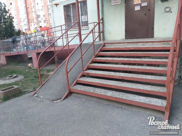 В Ростове-на-Дону пандус для инвалидов зашили металлической сеткой (4 фото)