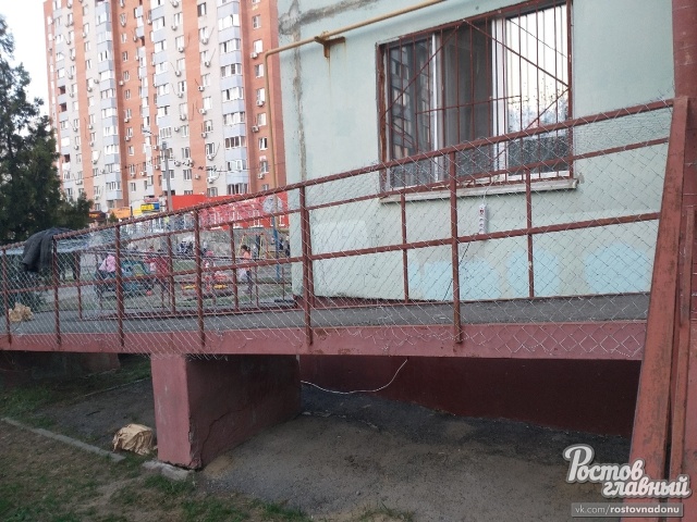 В Ростове-на-Дону пандус для инвалидов зашили металлической сеткой (4 фото)