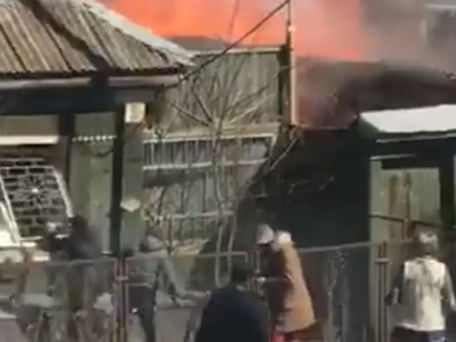 Из горящего дома в Чебаркуле спасли двоих детей