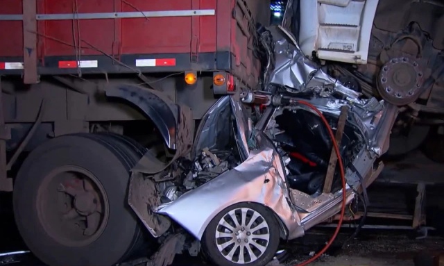 Невероятное везение: водитель выжил в сплющенном грузовиками автомобиле (8 фото)