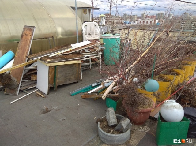 Сотрудники УК уничтожили сад на крыше многоэтажки (13 фото + видео)