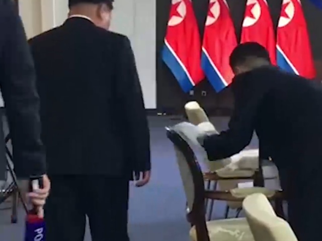 Охранники Ким Чем Ына протерли его стул спиртом перед встречей с Владимиром Путиным