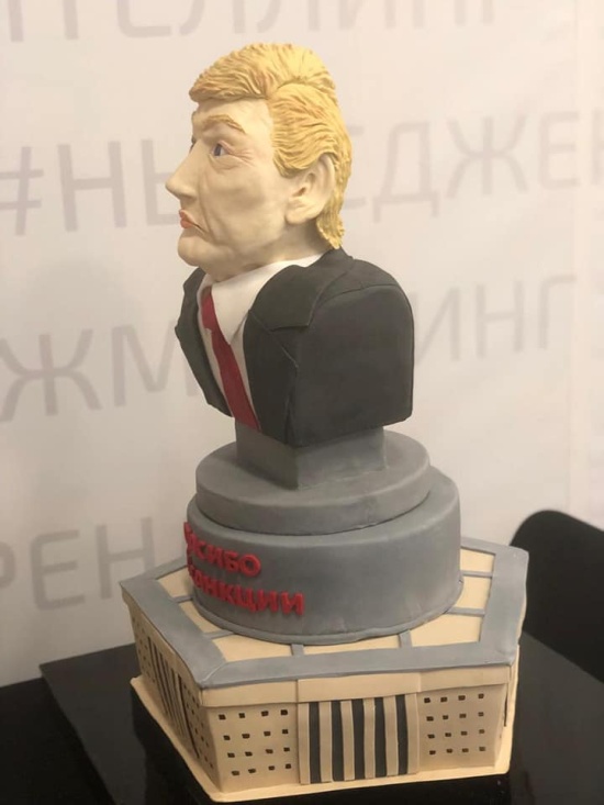Журналисты ГТРК "Крым" съели торт в виде головы Дональда Трампа (3 фото + видео)